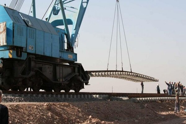 آغاز عملیات ریل گذاری مکانیزه راه آهن همدان-سنندج