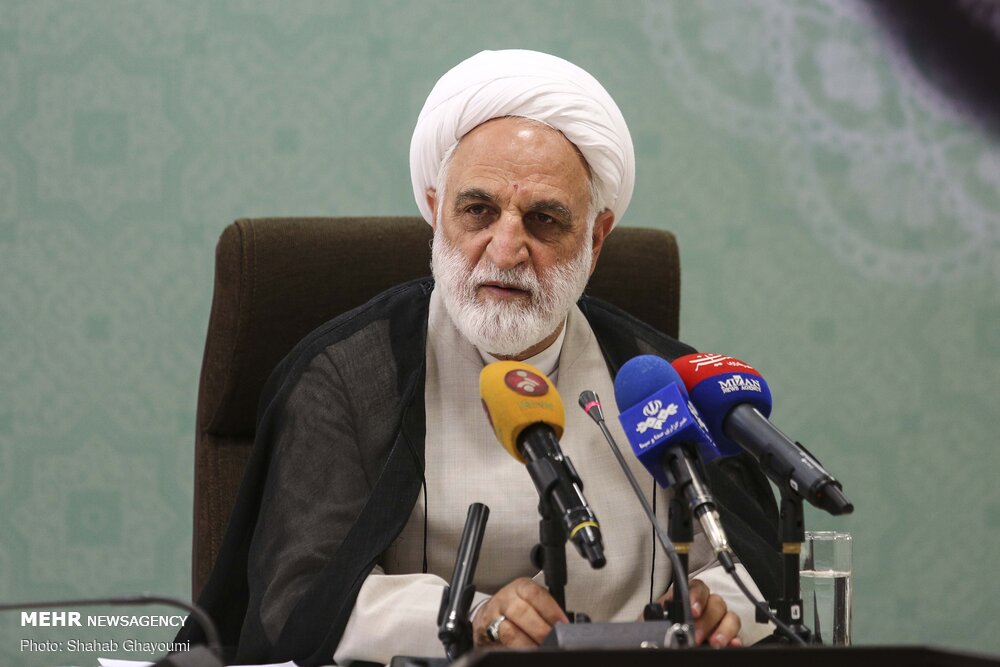 باید از افرادی که در رفع گرفتاری‌های مردم موثر هستند حمایت کرد