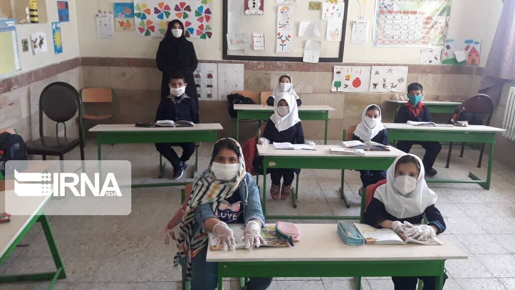 دانش‌آموزان پایه اول و دوم برای امتحانات به مدرسه می‌روند