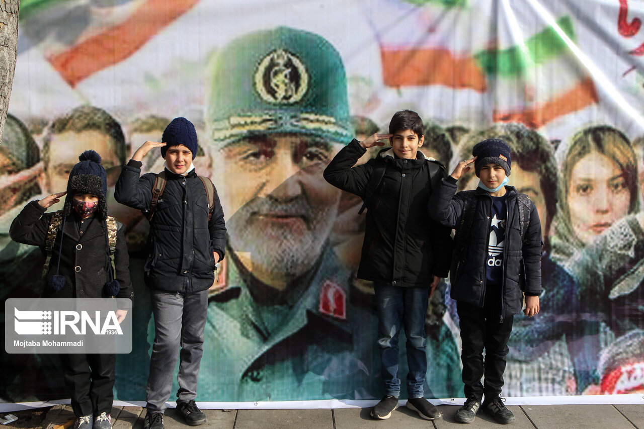 تمثال سردار شهید حاج قاسم سلیمانی در سنندج گلباران شد