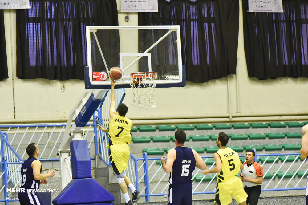 دیدار تیم های خانه بسکتبال کردستان و قم در لیگ دسته اول کشور