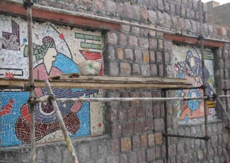 دیوارهای معابر سنندج با کاشی شکسته آراسته می‌شود