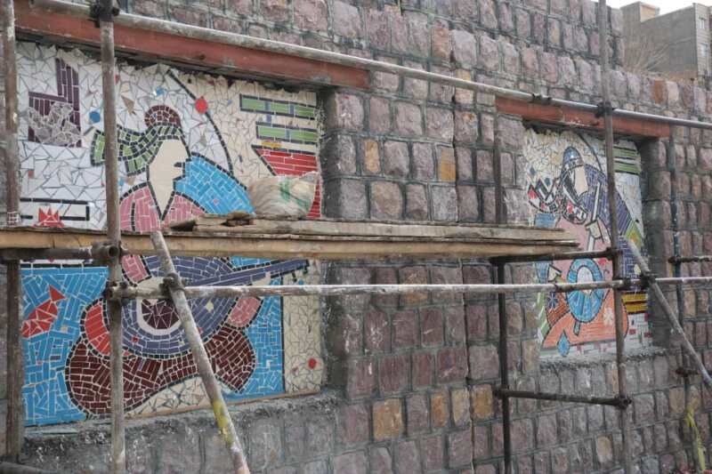 دیوارهای معابر سنندج با کاشی شکسته آراسته میشود