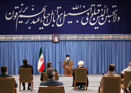 رهبر انقلاب: برخی تا می‌گویم دشمن، ناراحت می‌شوند