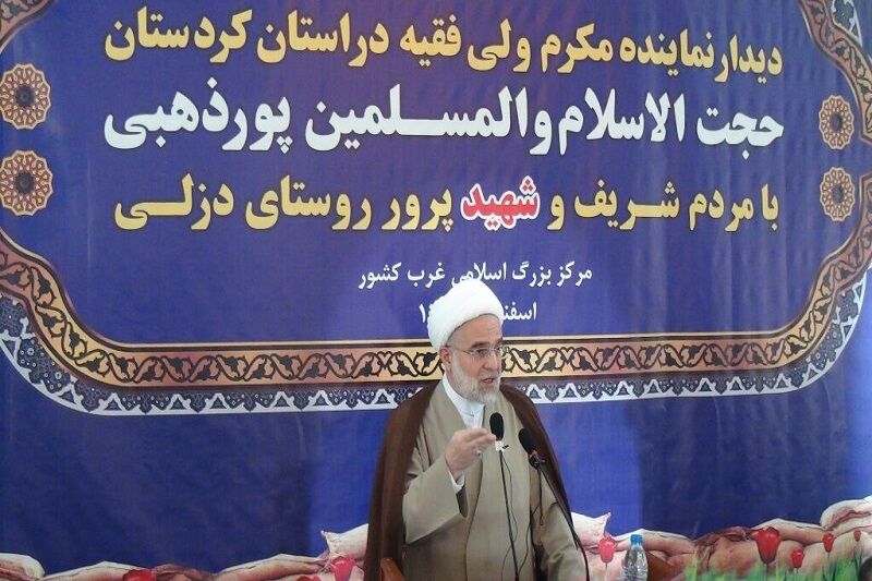 وفاداری به انقلاب نباید در بین مردم کمرنگ شود