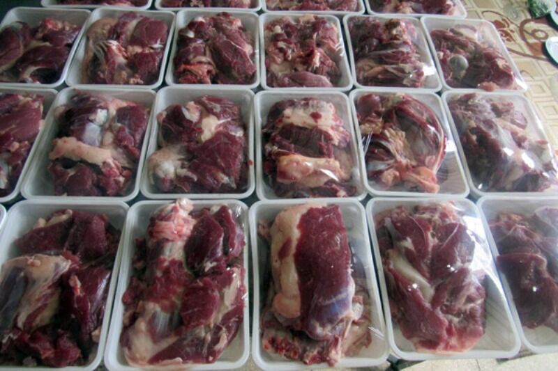 ۱۲۰۰ بسته گوشت گرم در بین خانواده‌های نیازمند کردستانی توزیع شد