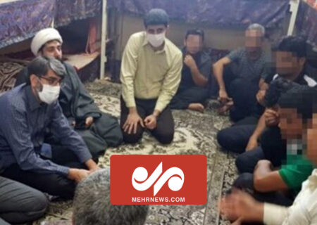 افطاری رئیس سازمان زندان ها در کنار زندانیان