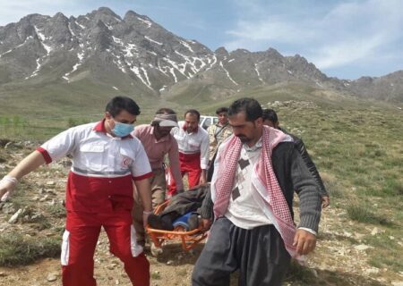 امدادگران هلال احمر چوپان مصدوم در کوه پریشان قروه را نجات دادند