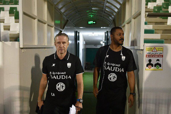 حمله هواداران الاهلی عربستان به سرمربی این تیم