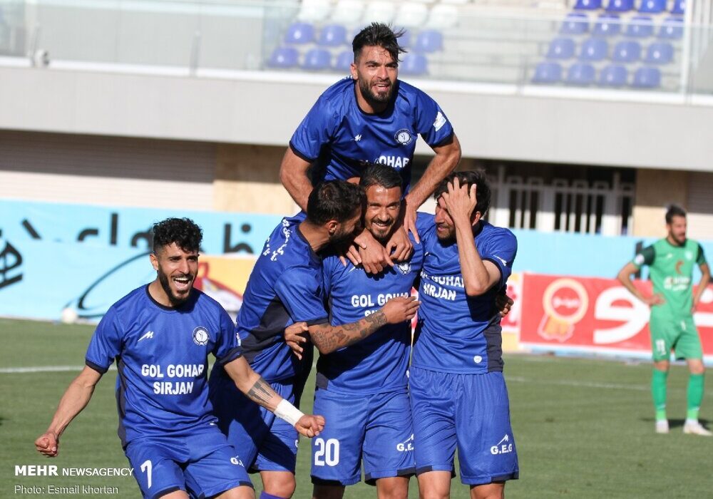 دیدار تیم های فوتبال گل گهر سیرجان و ماشینسازیتبریز