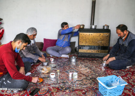 رئیس سازمان زندان‌ها در کنار سفره مددجویان شاهرودی افطار کرد