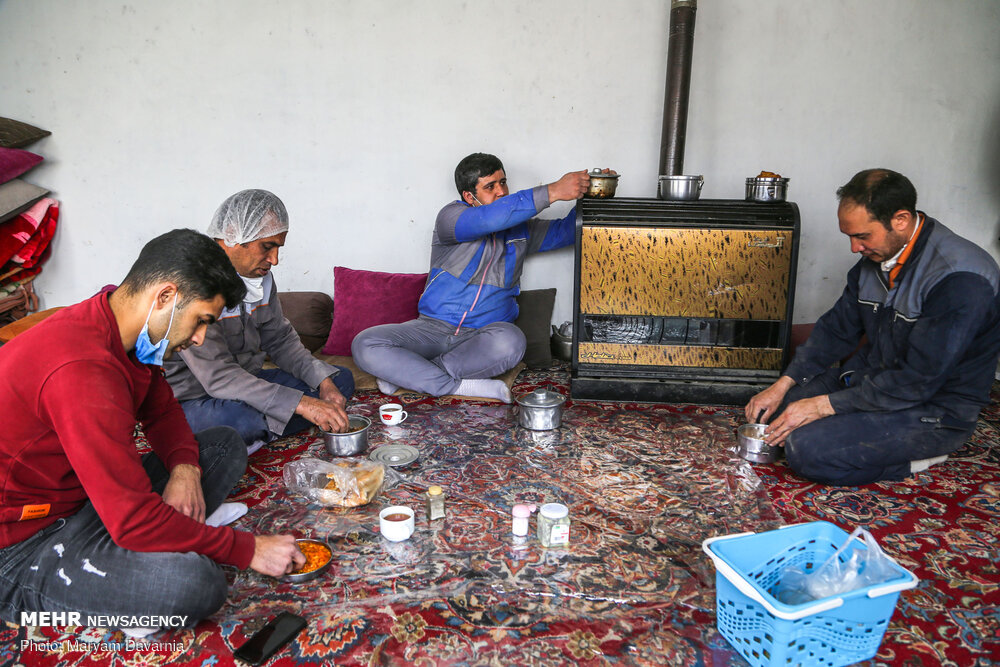 رئیس سازمان زندان‌ها در کنار سفره مددجویان شاهرودی افطار کرد