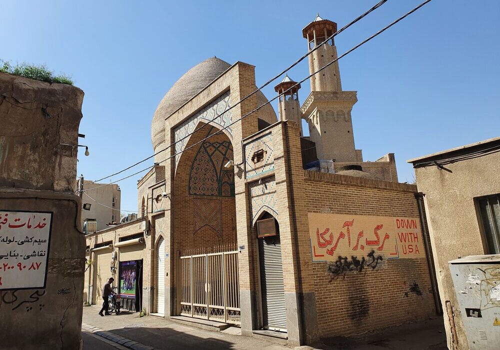 شعارنویسی روی دیوار مسجد و مدرسه معیرالممالک!