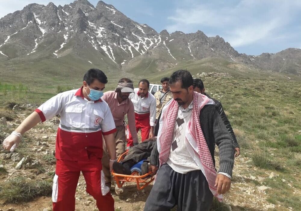 نجات چوپان حادثه دیده توسط نجاتگران هلال احمر در کوه پریشان قروه