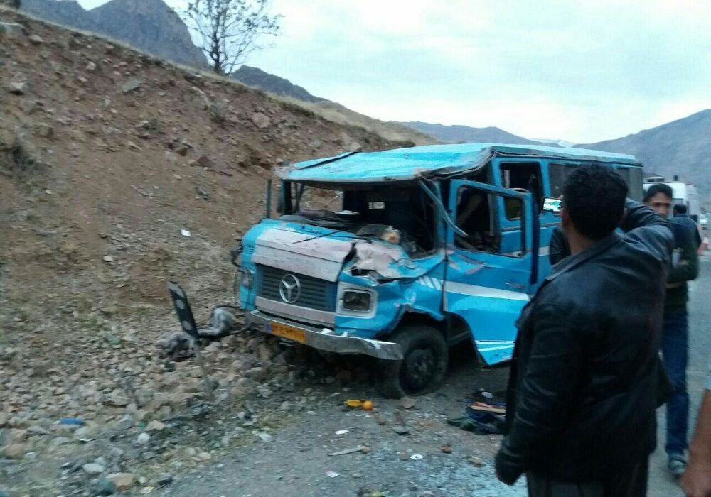 واژگون شدن مینی بوس ۱۸ مصدوم داشت