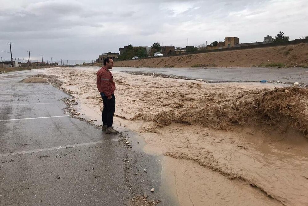 بارش شدید باران محور شاهرود- دامغان را مسدود کرد