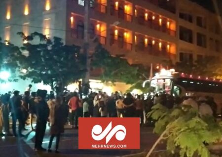 تجمع هواداران پرسپولیس مقابل هتل این تیم در بوشهر