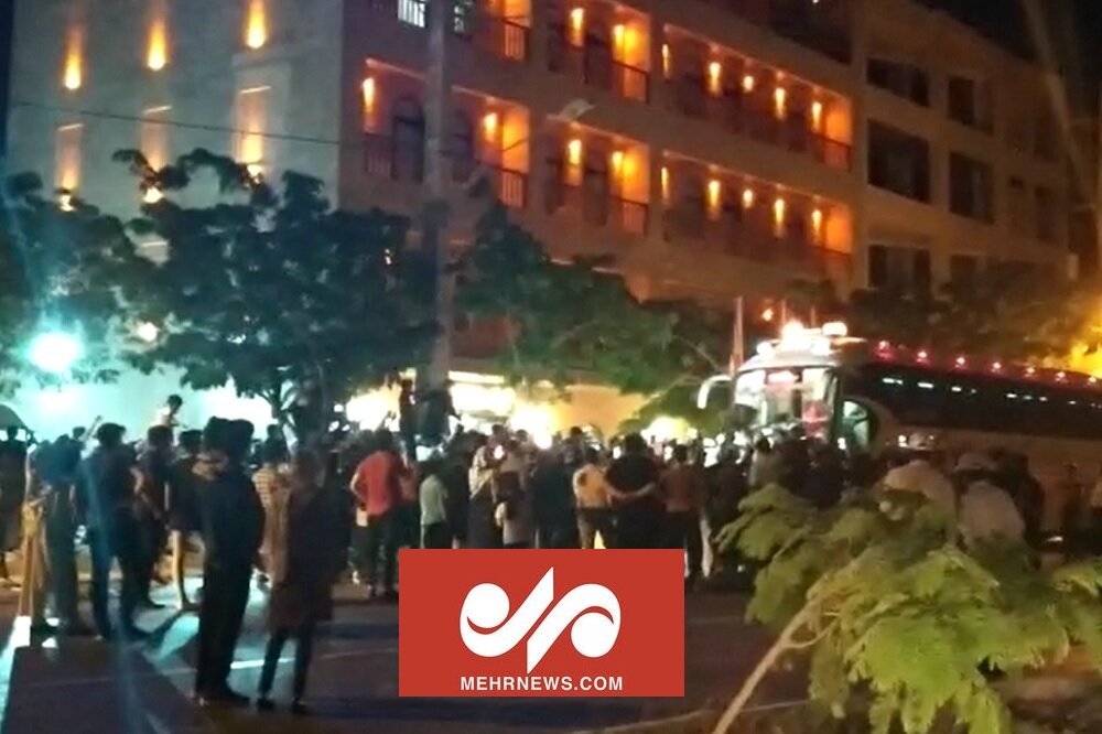 تجمع هواداران پرسپولیس مقابل هتل این تیم در بوشهر