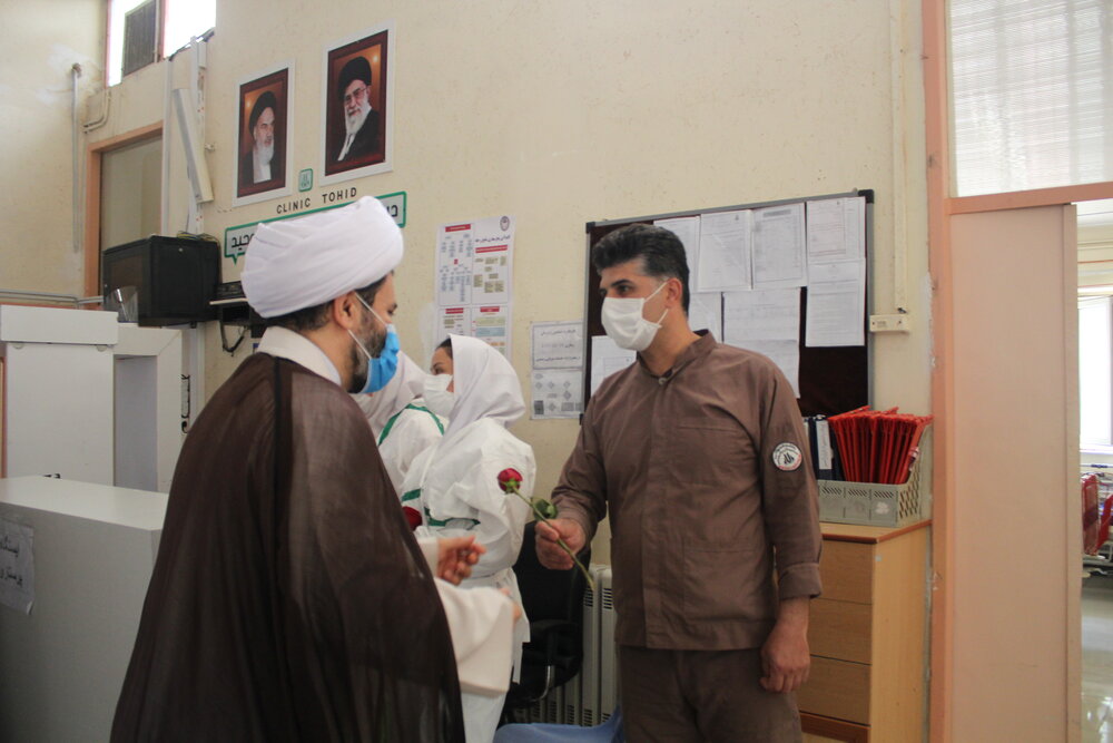 تقدیر طلاب کردستانی از کارکنان بخش کرونا بیمارستان های سنندج