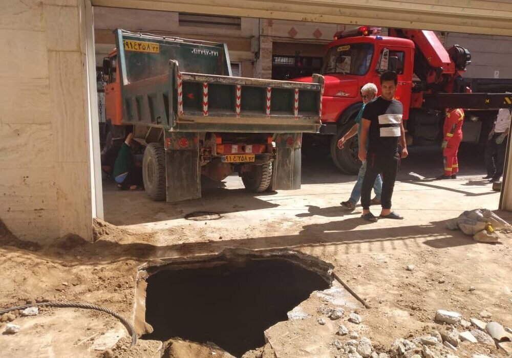 چاه قدیمی، باعث فرونشست یک خانه نوساز در ۳۰ متری جی شد
