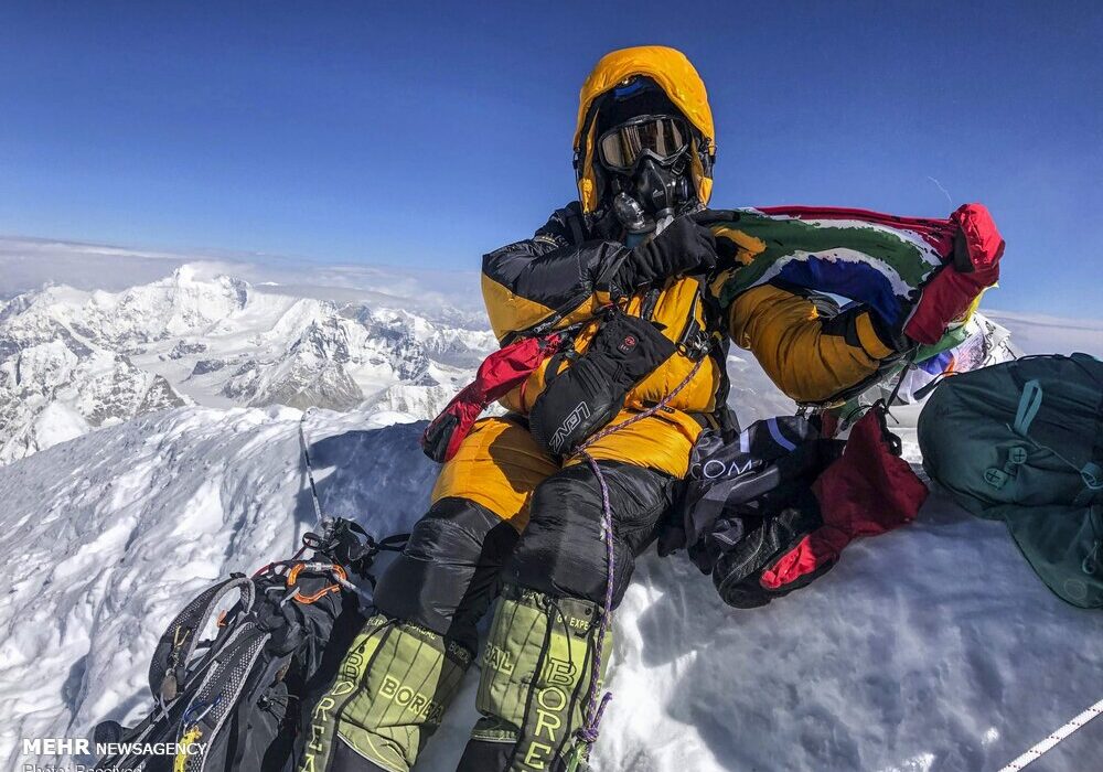 کوهنورد اصفهانی به قله اورست صعود کرد