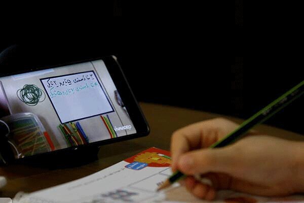 ۱۲۶۳ گوشی هوشمند در اختیار دانش آموزان کم بضاعت مرکزی قرار گرفت