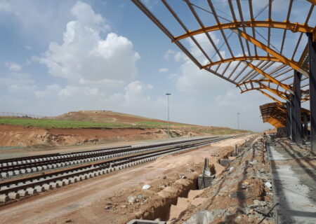 ۷۰ کیلومتر از پروژه راه آهن همدان – سنندج ریل‌گذاری شد