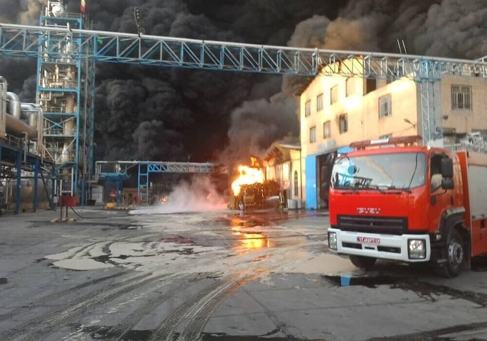 خطر وجود تاسیسات صنعتی و زیرساخت های نفتی در مجاورت بافت شهری