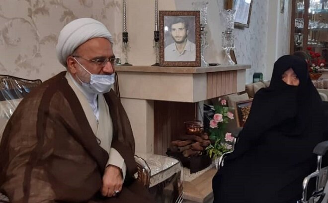 رئیس دیوان عدالت اداری با خانواده شهید رضائیان دیدار کرد