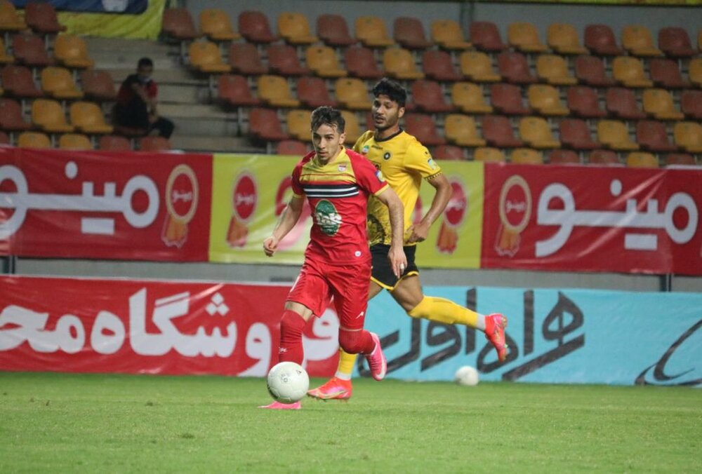 سد ۲ امتیازی فولاد مقابل سپاهان/ پرسپولیس صدرنشین باقی ماند