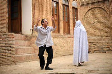 اجرای محیطی نمایش دستکش‌های قرمز