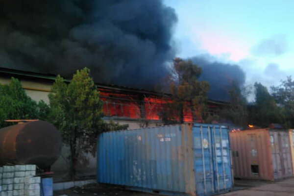 آتش سوزی گسترده در انبار بزرگی در محدوده جاده مخصوص کرج