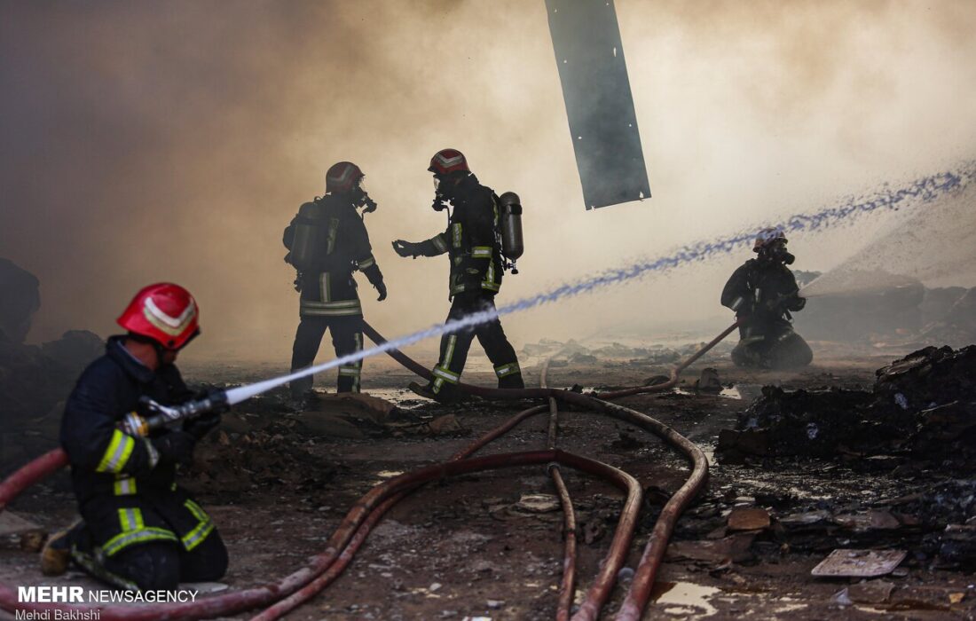 اطفای حریق انبار کارخانه کفش و دمپایی در قم