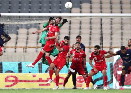 اعتراض بازیکنان پرسپولیس بعد از پیروزی مقابل گل‌گهر
