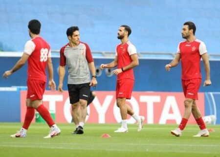 اعتراض دستیار یحیی گل محمدی به چمن بلند اهواز