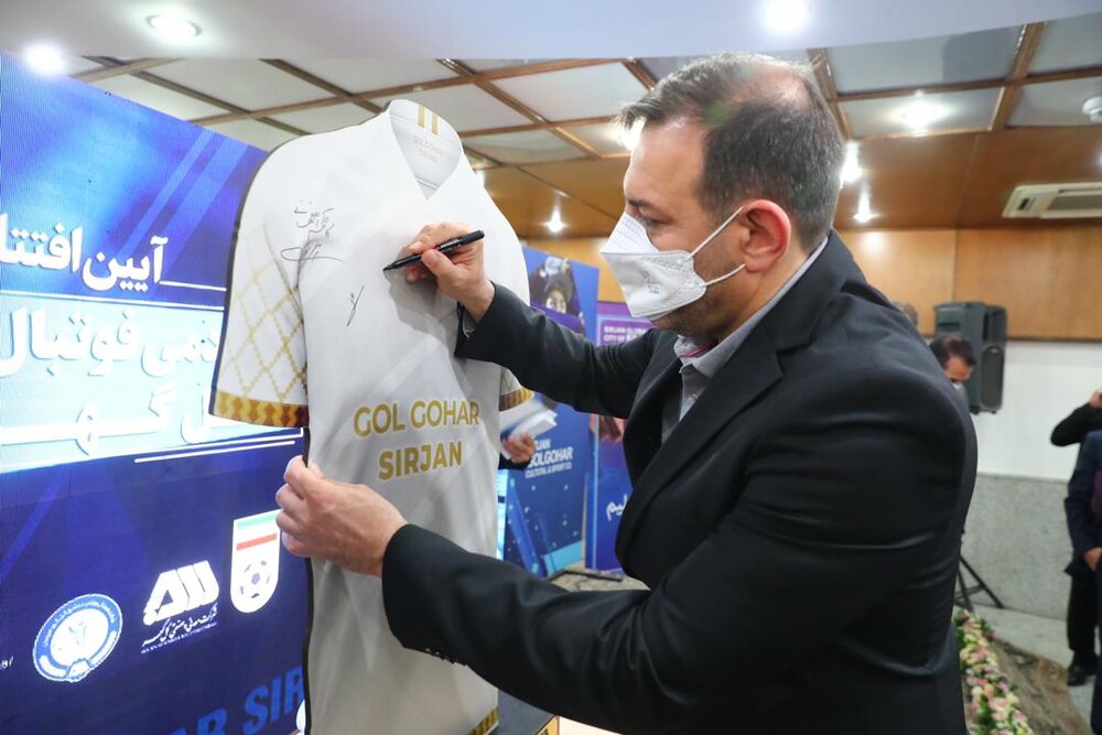 امضای عزیزی خادم روی پیراهن تیم قلعهنویی/ VAR اولویت فدراسیون شد