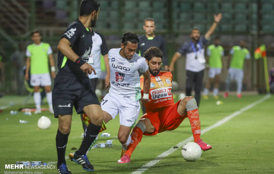 تجمع هوادارن ذوب آهن بعد از شکست تلخ روبه‌روی ورزشگاه