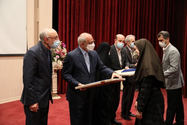 تقدیر از دست‌اندرکاران اولین دوره فناوری آموزشی لیزر و کوانتوم