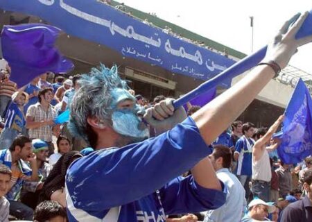 جشن هواداران استقلال مقابل اتوبوس این تیم بعد از دربی