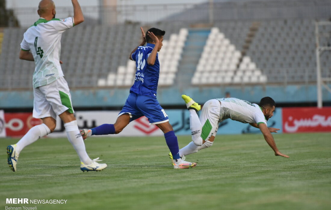 دیدار تیمهای فوتبال آلومینیوم اراک و استقلال تهران