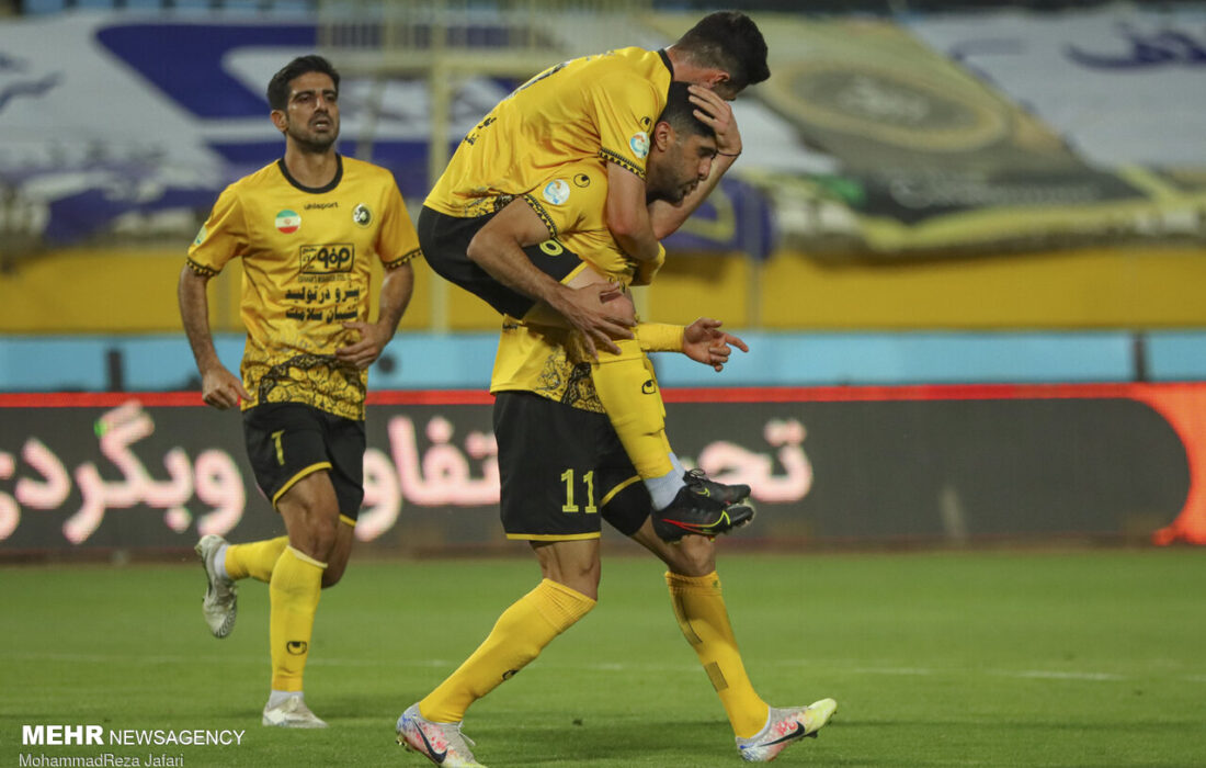 دیدار تیم‌های فوتبال سپاهان اصفهان و ماشین سازی تبریز