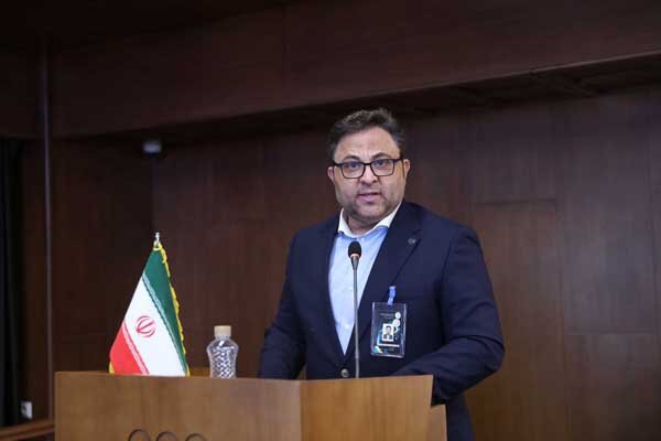 رشیدی پاسخ خبرنگاران را نداد و رفت