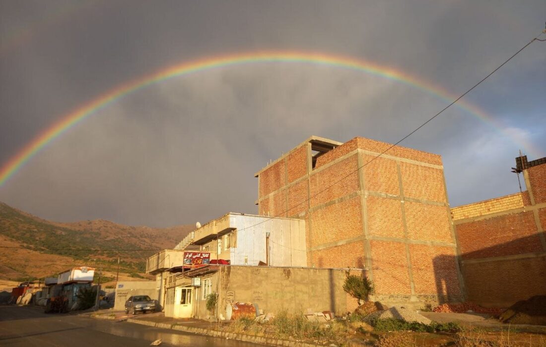 رنگین کمان و باران تابستانی در شهر مرزی بانه