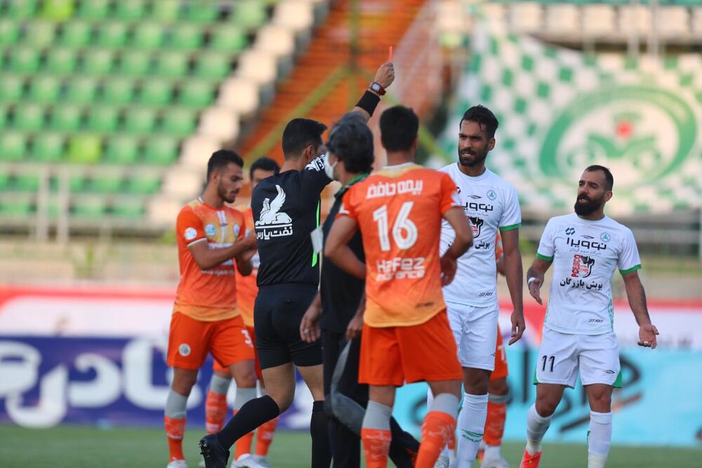 شادی بزرگ ذوب آهن از گل تساوی / جهانی از تعویض دلخور شد