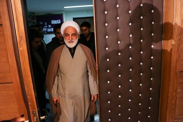 فرش قرمز زیر پای اژهای