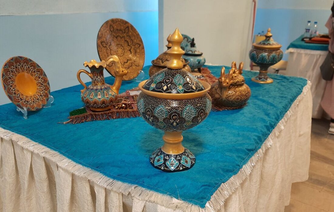 نمایشگاه آثار هنری نقطهکوبی در سنندج آغاز به کار کرد