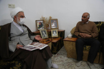 دیدار نماینده ولی فقیه در کردستان با خانواده شهدان شاهجانی