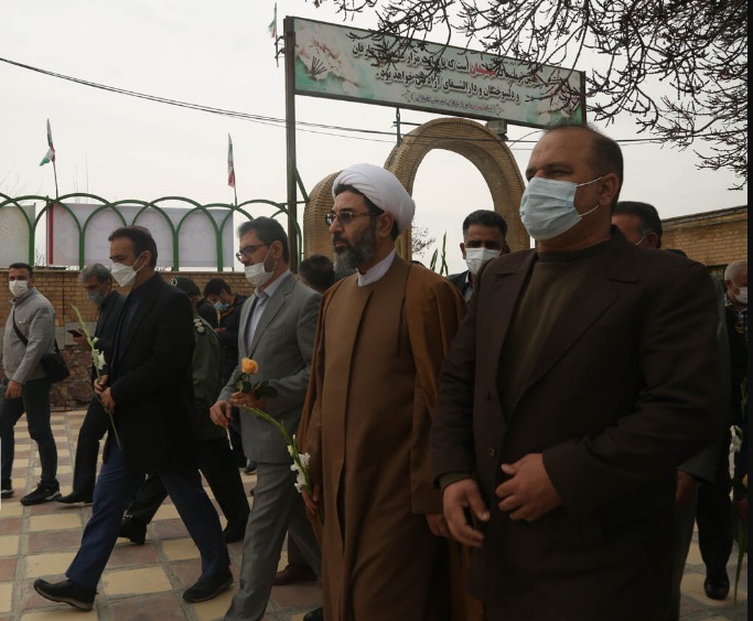 غبار روبی مزار شهدای کامیاران با حضور استاندار کردستان