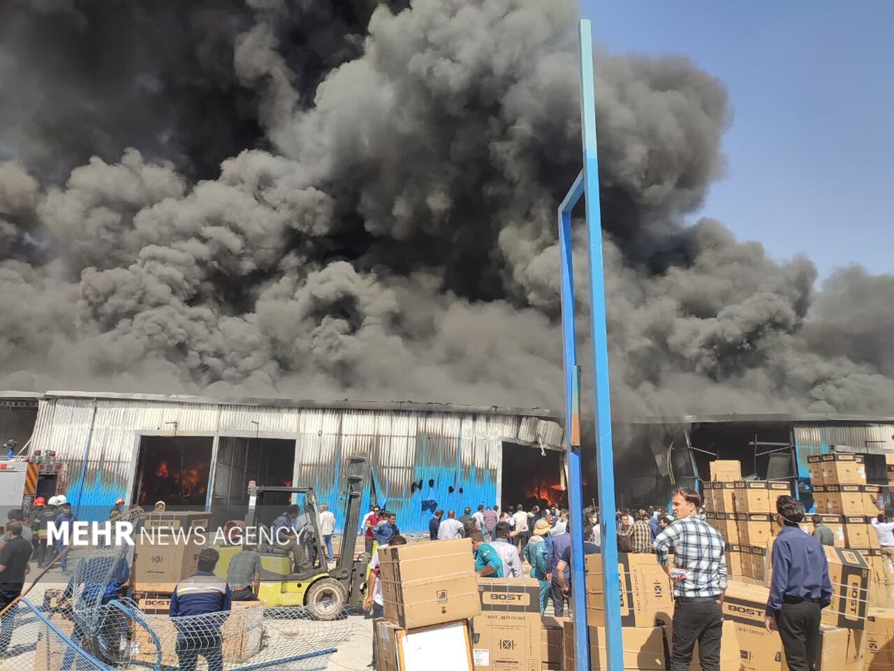 آتش سوزی در انبار مواد پلاستیکی شرکت هایر