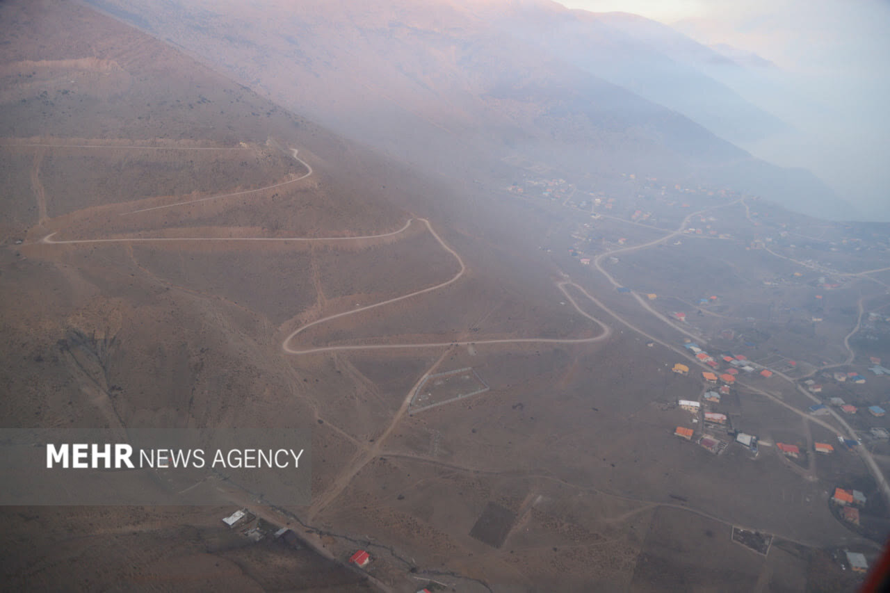 آتش ۱۰هکتار از جنگل ابر را فرا گرفته است؛ حضور ۳ گروه اطفا در منطقه